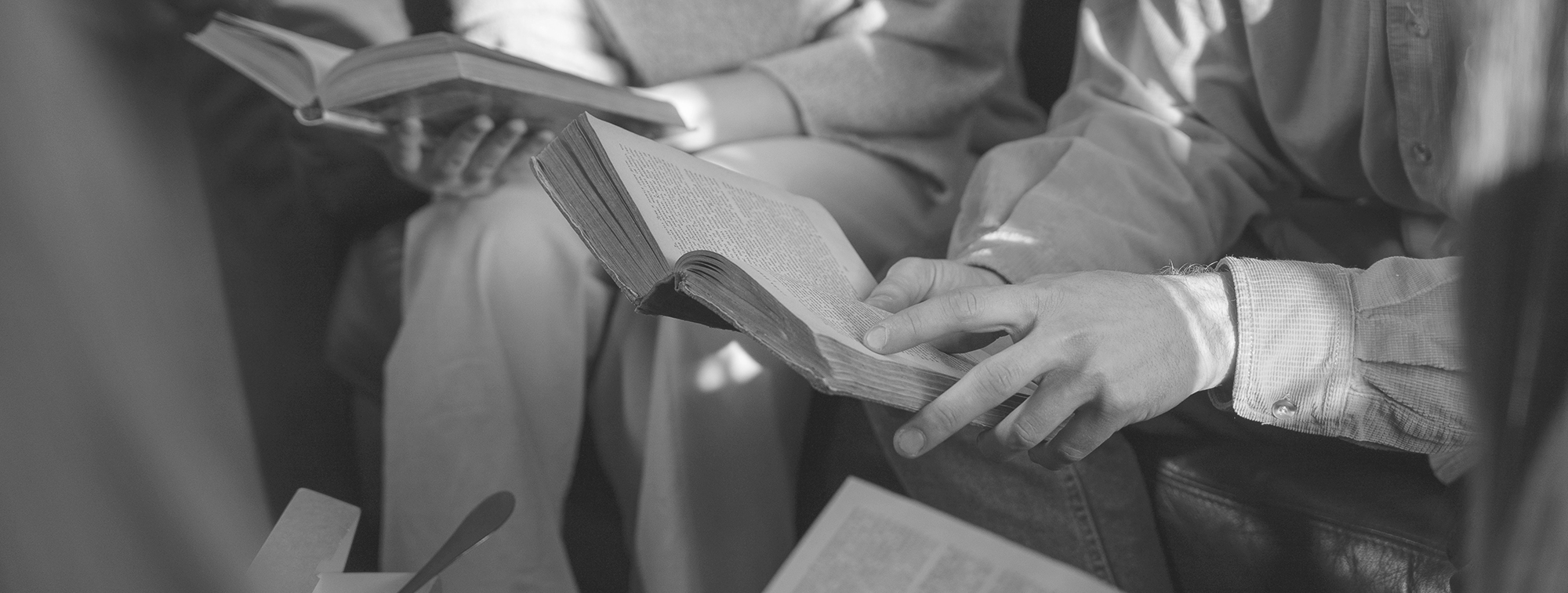 personas-de-alto-angulo-leyendo-juntas